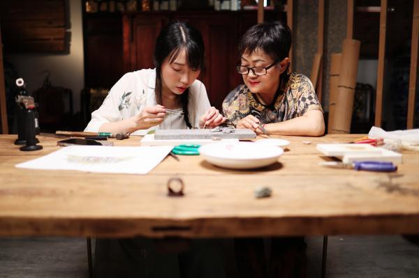 68个易拉罐仿苗族头饰、用一年还原《清平乐》珠冠,B站UP主靠手艺上热搜