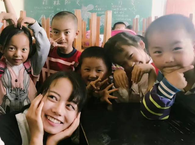 90后硬核美女学霸,山里“蹲”4年教5万多孩子写诗…