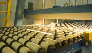 宜昌汽车玻璃(宜昌018毫米超薄电子玻璃成功量产)