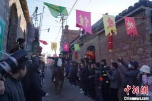 （新春见闻）山西：“娘子关跑马排”震撼上演 阳泉非遗魅力尽显