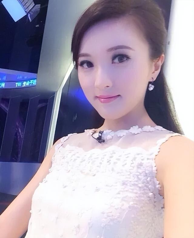 福建电视台体育频道美女主持人曾宝风采一览，美与知性并存