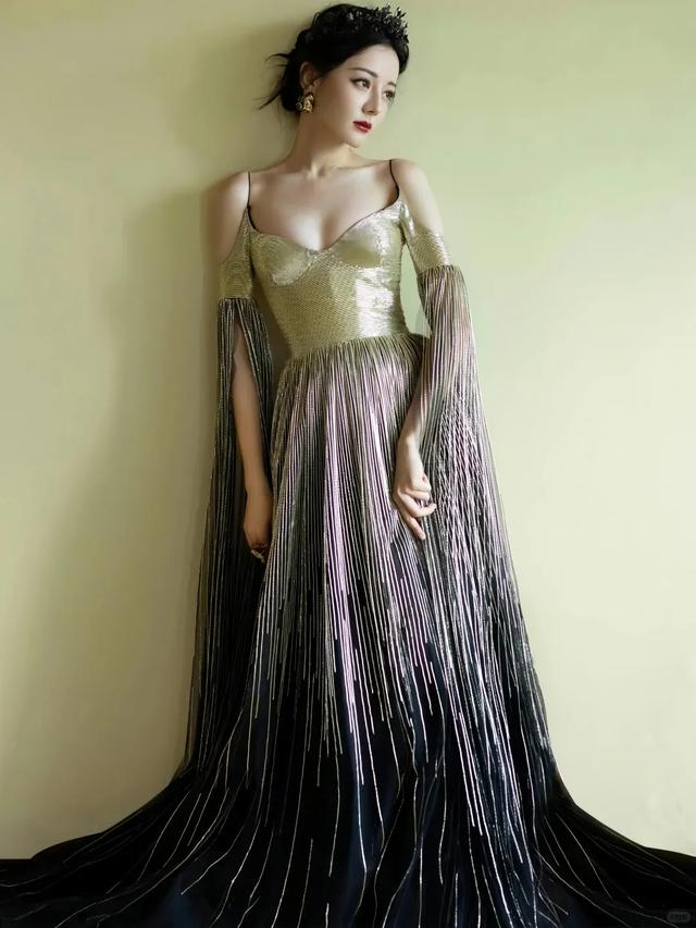 热巴这套礼裙，简直像画里走出来的公主，太诱惑了，太美了！