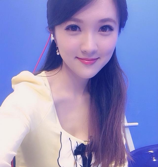 福建电视台体育频道美女主持人曾宝风采一览，美与知性并存