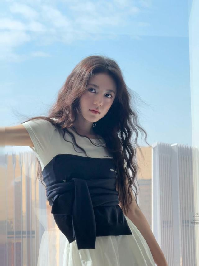 石阶漫步！赵今麦活力美图