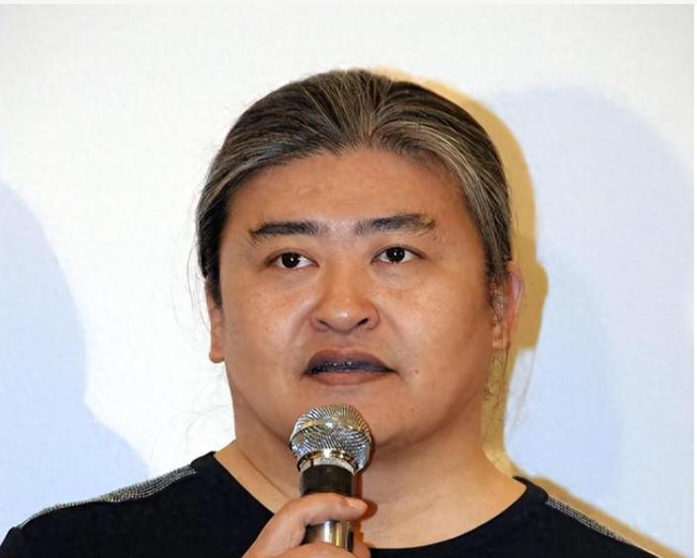 61岁刘欢带妻子亮相湖南春晚，何炅：她是我的恩师