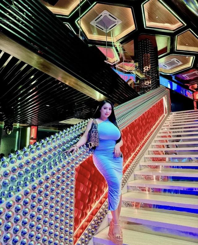 坦克身材,波涛汹涌的漫画身材!极品中的极品!