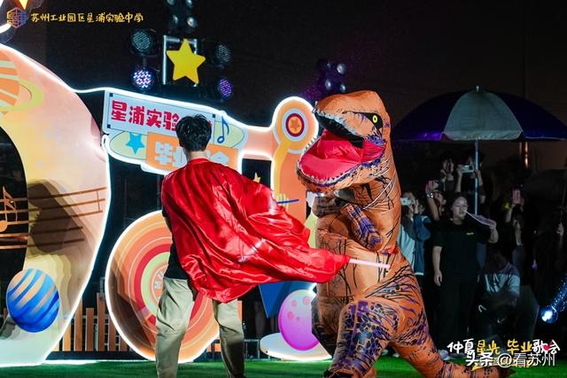 演唱会？毕业礼？不！是雨中也肆意的青春！