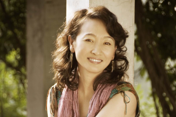 离开“嗜酒如命”的腾格尔，62岁的哈斯高娃，事业成功生活快乐