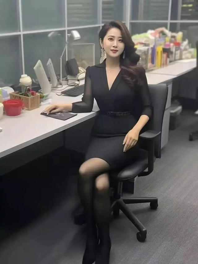 公司新来的女员工不仅身材好，工作能力也强，每次老板出差都带她