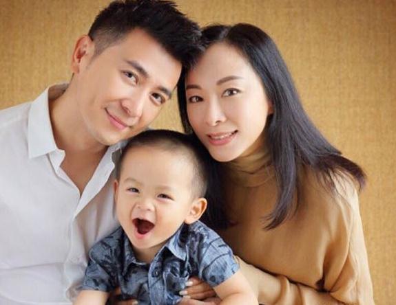 他是昔日男神,谈过十年的姐弟恋与现任妻子恩爱至今,十年零绯闻