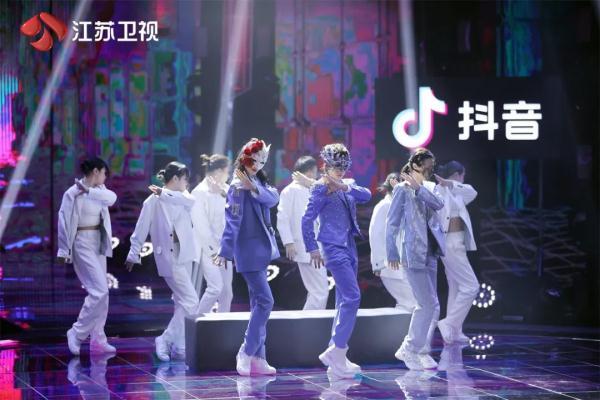 《蒙面舞王》舞力全开，“无人区玫瑰”旗袍舞惊艳全场