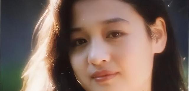 她曾经红过巩俐，却因爱错人毁了一生，婚后丈夫“拒认”亲生儿子