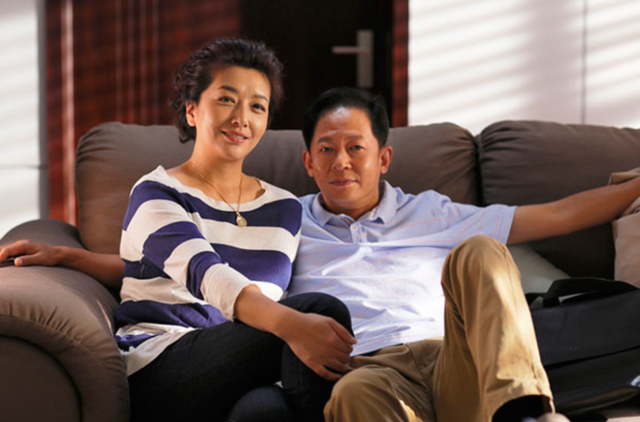 54岁江珊街头排队做核酸，穿万元外套好显眼，和粉丝亲切打招呼