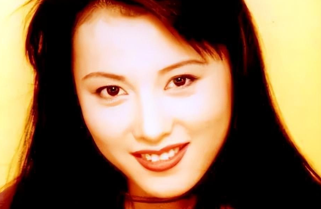 央视主持人梦桐：嫁给丈夫多年恩爱如初，如今48岁仍风韵犹存