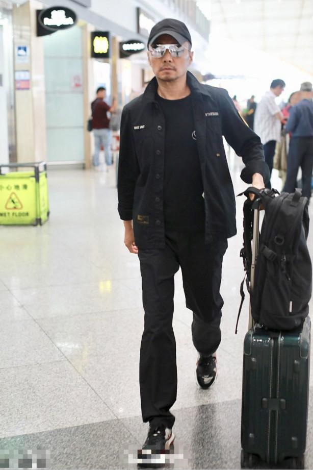 张涵予硬汉气质十足，大长腿抢镜，网友：不像54岁