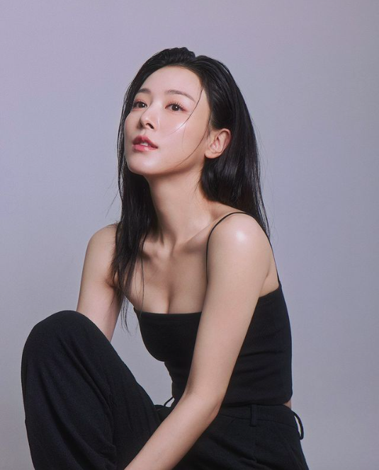 曾志伟儿媳妇获封“剧版最美小三”，一反常态晒泳照，又美又性感