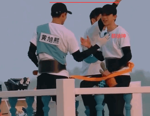 蔡徐坤身高184黄旭熙183,两人跑男首次同框,谁谎报一望而知