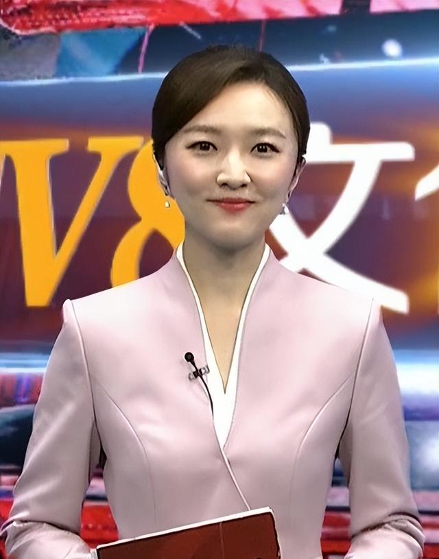 福建电视台体育频道美女主持人曾宝风采一览，美与知性并存