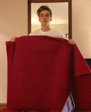 公司新来的女员工不仅身材好，工作能力也强，每次老板出差都带她