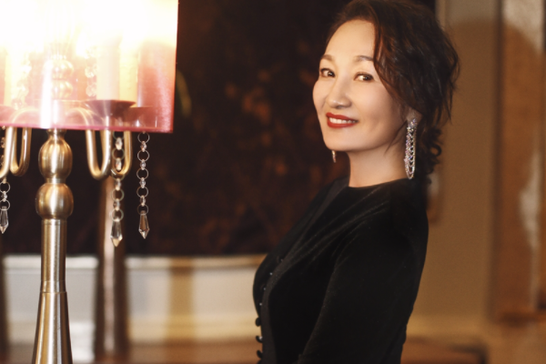 离开“嗜酒如命”的腾格尔，62岁的哈斯高娃，事业成功生活快乐