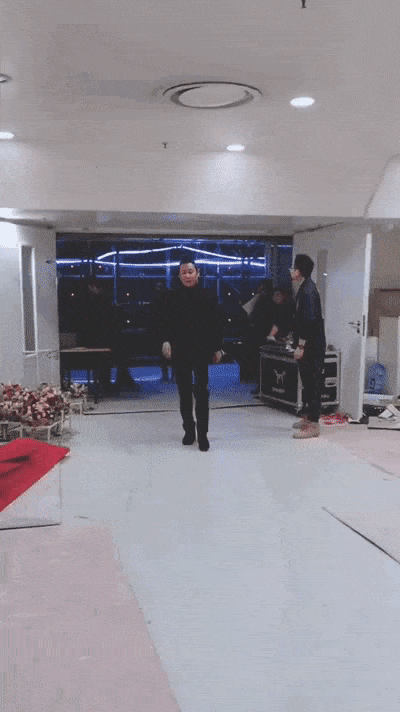 64岁陈道明近照，身姿挺拔走路带风似小伙，气质太好了