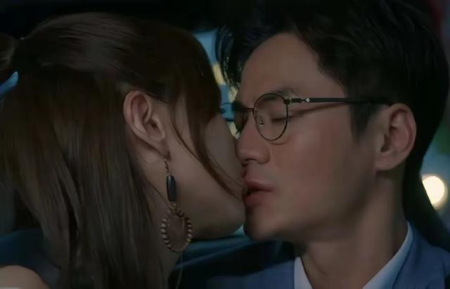 曾志伟儿媳妇获封“剧版最美小三”，一反常态晒泳照，又美又性感