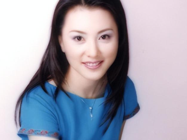 央视主持人梦桐：嫁给丈夫多年恩爱如初，如今48岁仍风韵犹存