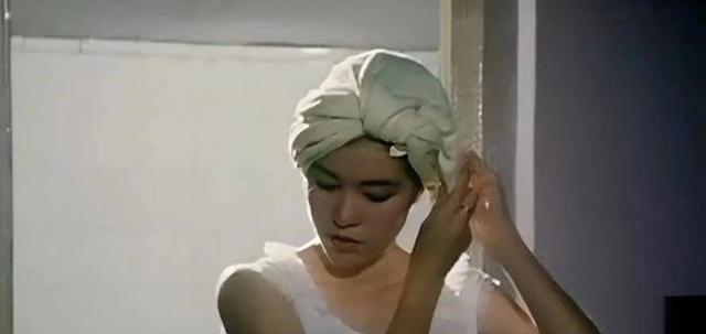 她曾经红过巩俐，却因爱错人毁了一生，婚后丈夫“拒认”亲生儿子