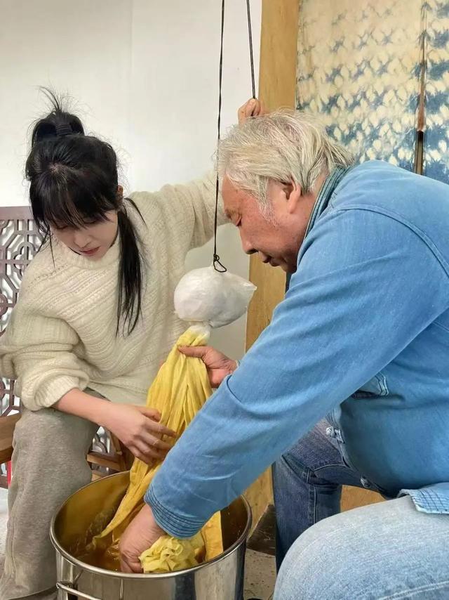 李子柒春晚“战袍”曾人工吊染6小时，由武汉非遗代表性传承人与她共同打造