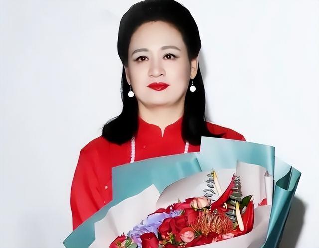 她曾经红过巩俐，却因爱错人毁了一生，婚后丈夫“拒认”亲生儿子