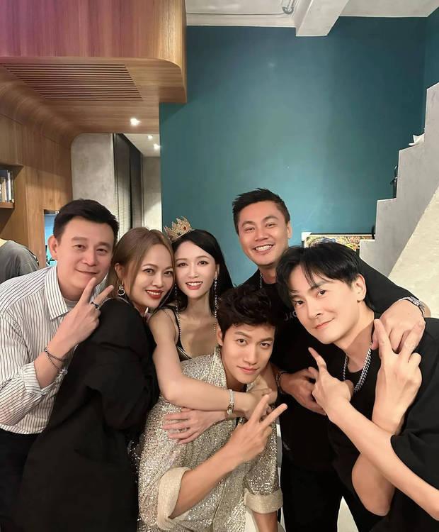 艾伦为陈乔恩办45岁生日派对 二人搂腰亲吻撒狗粮