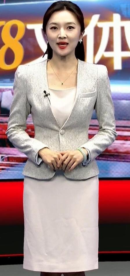 福建电视台体育频道美女主持人曾宝风采一览，美与知性并存