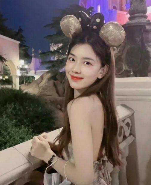 王思聪女友小肉安素颜照曝光，额头上痘痘抢镜，样貌清纯像高中生