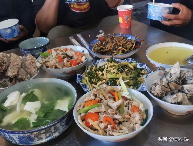 19年江西24岁男子带85岁老妇进婚纱店，一开口，店员纳闷难以答复