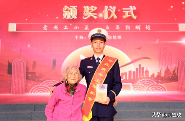 19年江西24岁男子带85岁老妇进婚纱店，一开口，店员纳闷难以答复