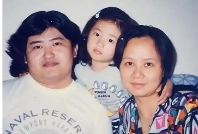 61岁刘欢带妻子亮相湖南春晚，何炅：她是我的恩师