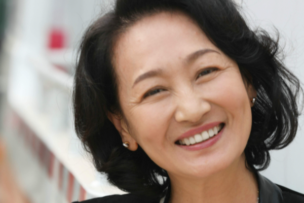 离开“嗜酒如命”的腾格尔，62岁的哈斯高娃，事业成功生活快乐