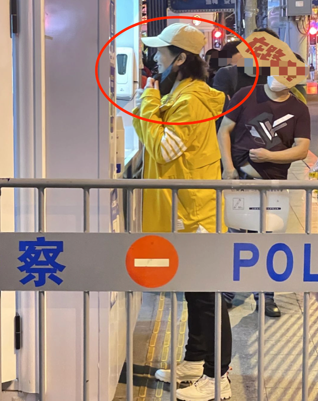 54岁江珊街头排队做核酸，穿万元外套好显眼，和粉丝亲切打招呼