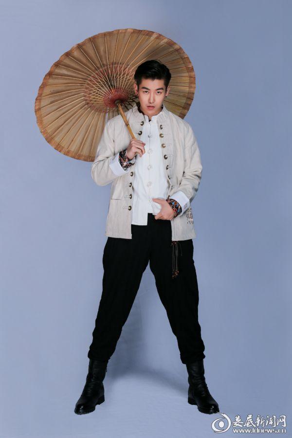 周艺轩《暗夜古宅》唱歌挡毒人 全力以赴拒绝躺赢