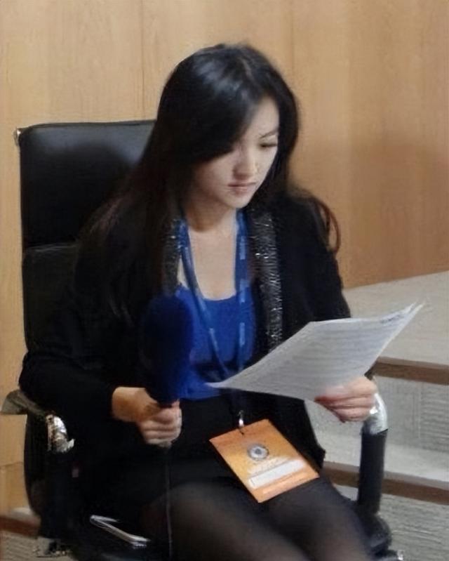 福建电视台体育频道美女主持人曾宝风采一览，美与知性并存