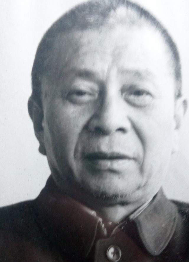 他曾担任河北副省长，1967年受到陈伯达迫害，复出后领导唐山重建