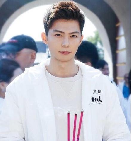 张铭恩与胡冰卿亲密照再被扒，两人动作亲密，似“连体婴”