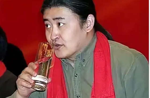 61岁刘欢带妻子亮相湖南春晚，何炅：她是我的恩师