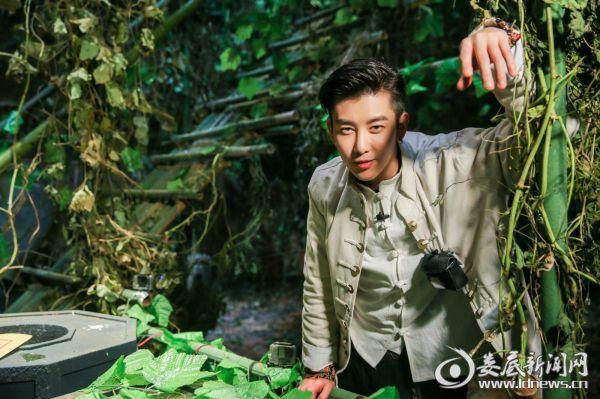 周艺轩《暗夜古宅》唱歌挡毒人 全力以赴拒绝躺赢