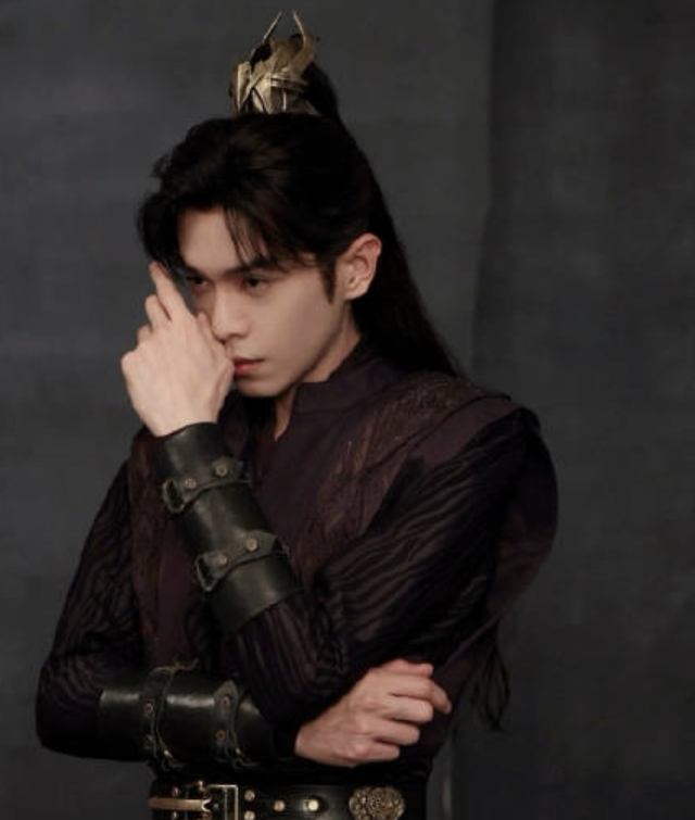 庆余年：二皇子的一生有多惨？被庆帝作磨刀石，谋反失败自尽而亡