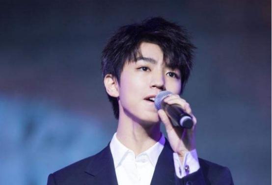 180cm的王俊凯，跟173cm的关晓彤站一块，谁撒了谎一看就知道