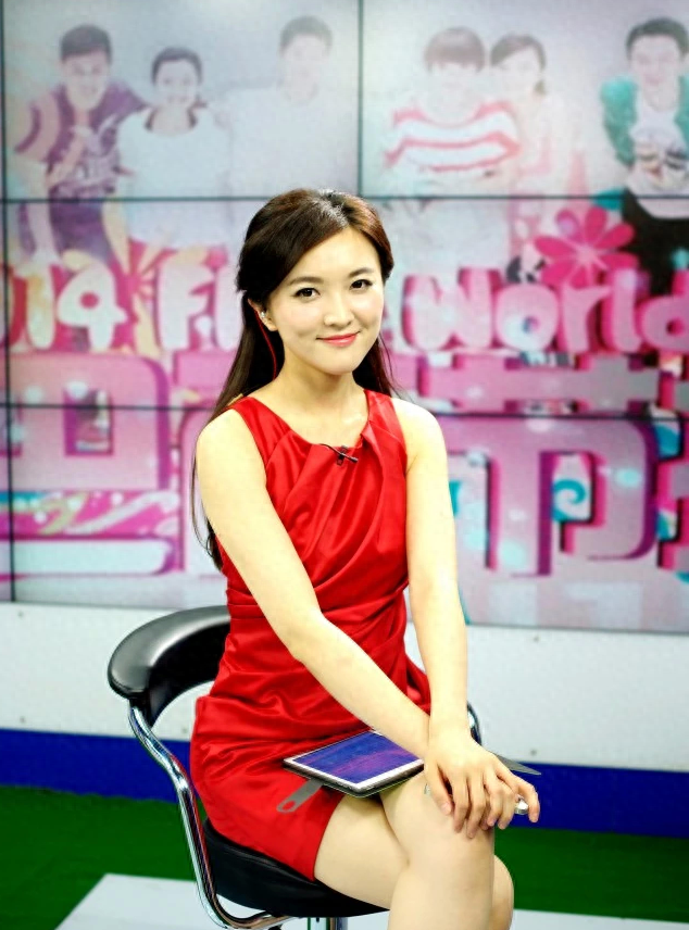 福建电视台体育频道美女主持人曾宝风采一览，美与知性并存