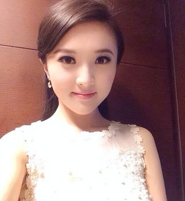 福建电视台体育频道美女主持人曾宝风采一览，美与知性并存