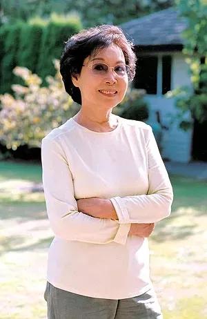 她是《不了情》的原唱,现在却用画笔找回那段旧时光