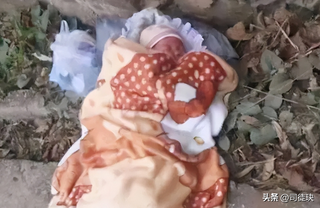 19年江西24岁男子带85岁老妇进婚纱店，一开口，店员纳闷难以答复